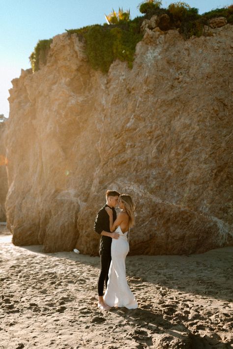 Photos By The Beach, Malibu Beach Wedding, City Hall Wedding Dress, Wedding Venues Indianapolis, Elopement Bride, Beach Wedding Locations, Beach Wedding Flowers, Malibu Beach, Hawaii Photographer