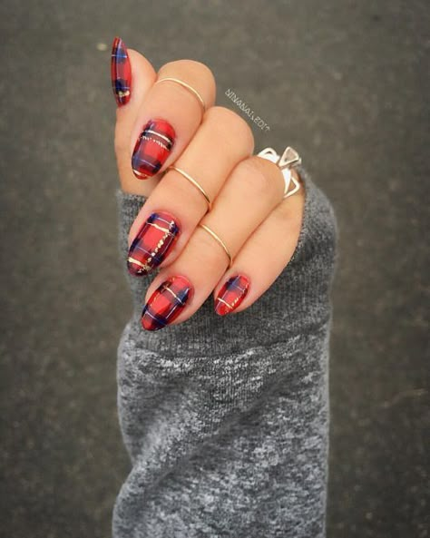 Nails Festive, Nail Polish Colors Winter, Fresh Manicure, Holiday Nails Winter, Festive Nail Designs, Christmas Manicure, Plaid Nails, Nagel Tips, Stylish Nails Designs