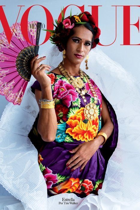 Para celebrar su vigésima edición, la revista Vogue México dedicó la portada de diciembre a los colores, los tejidos y la belleza de los muxes, el tercer género de Oaxaca, México. La edición especial es una colaboración entre las redacciones de México y Reino Unido. Tim Walker, fotógrafo británico, se encargó de retratar la belleza […] Die Muppets, Tim Walker Photography, Gender Nonconforming, Gay Pride Parade, Tim Walker, Vogue Covers, Mexican Dresses, Pride Parade, Cultural Events