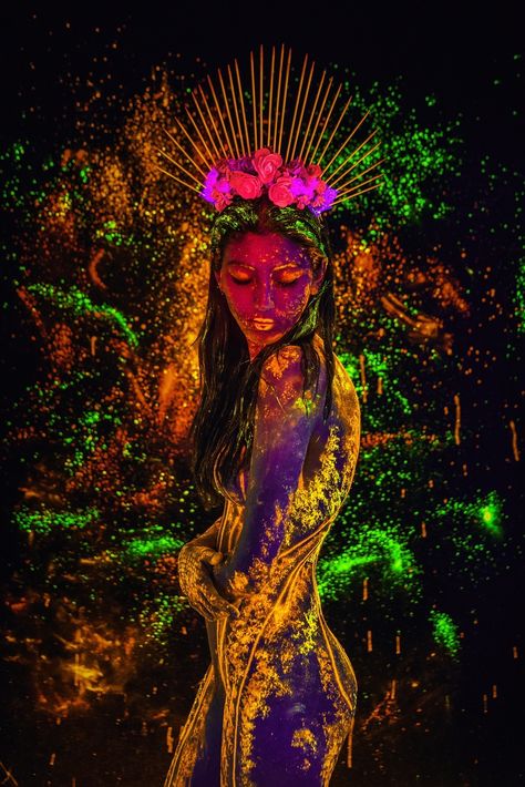 Uv Blacklight Body Paint by me. Instagram @perimeri_ #uvbodypaint #uvmakeup #uvbodyart #uvpaint Blacklight Makeup, Uv Photography, Neon Photoshoot, Light Shoot, Uv Black Light, Paint Photography, Neon Painting, Foto Tips, Ghibli Art