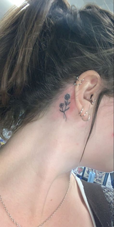 Dainty daisy behind the ear tattoo Small Flower Behind Ear Tattoo, Behind The Ear Daisy Tattoo, Behind The Ear Daisy Tattoo Ideas, Flower Tattoo Ear Behind, Flower Tattoos Behind The Ear, Daisy Behind The Ear Tattoo, Daisy Neck Tattoo, Daisy Ear Tattoo, Daisy Behind Ear Tattoo