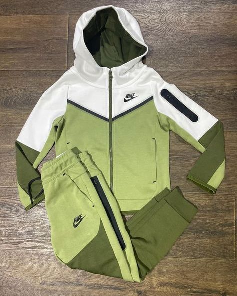 Womens Tracksuit Outfit, U Shaped Modular Kitchen Design, Nike Tech Fit, Old Nikes, Womens Tracksuit, Nike Clothes Mens, Nike Original, Tracksuit Outfit, Baby Nike