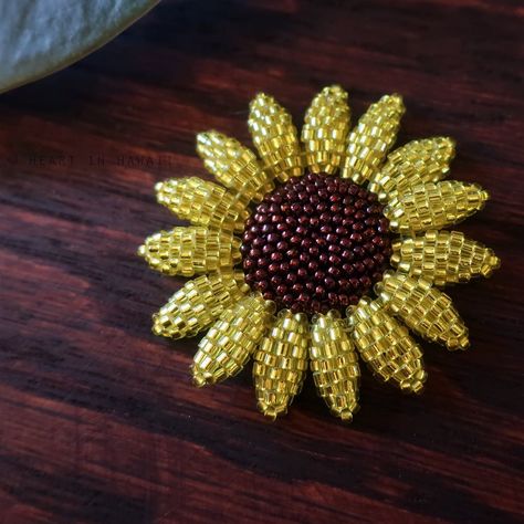 Beaded Sunflower, Geometric Beadwork, Sunflower Brooch, Beadwork Ideas, Bead Flowers, Buddha Art Drawing, Bead Inspiration, Pendant Bail, Chore Charts