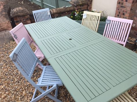 Sarah of Renovate Me talks through how to paint garden furniture. A transformation of a wooden furniture set using pastel colours. Painted Garden Furniture, Used Outdoor Furniture, Painting Wooden Furniture, Wooden Garden Furniture, Outdoor Wood Furniture, Garden Wallpaper, Garden Table And Chairs, Patio Diy, Diy Garden Furniture