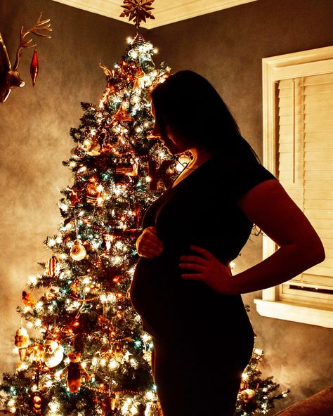 Take a memorable photo of your pregnancy during Christmas. Set the room to dark, and set your camera to night mode. My flash refused to stay off during this, so I covered my flash with a small headband and got this effect. Not conventional, but you gotta figure it out 🤣. Pregnancy Silhouette, Silhouette Christmas Tree, Christmas Pregnancy Photos, Maternity Silhouette, Christmas Maternity, Silhouette Photo, Christmas Tree Silhouette, Christmas Pregnancy, Silhouette Christmas