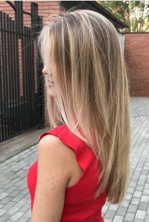 Blonde Hair Goals, Honey Blonde Hair Color, Summer Blonde Hair, Dyed Blonde Hair, Dark Roots Blonde Hair, Gorgeous Hair Color, Bangs With Medium Hair, Dirty Blonde Hair, Honey Blonde Hair