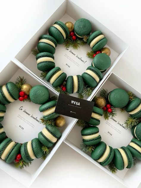 Baked Good Christmas Gifts Packaging Ideas, Macaroons Gift Ideas, Christmas Confectionary Ideas, Macaron Gift Box Ideas, Christmas Patisserie Ideas, Dessert Gift Box Ideas Diy, Christmas Treats For Gifts Diy Ideas, Cookie Packaging Christmas, Macaron Wreath Christmas