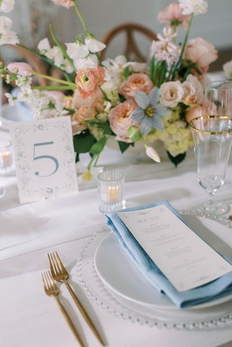 Pastel Wedding Round Table, Wedding Table Setup Ideas, Wedding Color Schemes Colorful, Table Setting For Buffet Wedding, Simple Summer Wedding Centerpieces, Round Wedding Tablescapes, Circular Wedding Table Decor, Sage Green Garden Wedding, Wedding Table Settings Blue