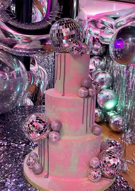 Disco Theme Parties, Disco Cake, Disco Theme Party, 70s Theme Party, 18th Birthday Party Themes, Sweet Sixteen Birthday Party Ideas, Disco Birthday Party, Disco Party Decorations, Disco Theme