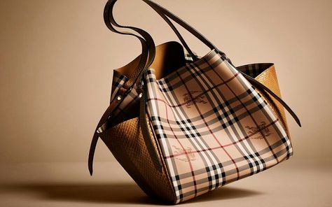 Burberry Accessories for Autumn - winter from oficial fb page Burberry Purse, Bag Obsession, Burberry Accessories, Cheap Bags, Classic Bags, Burberry Handbags, Purse Accessories, Small Tote, Carry Bag