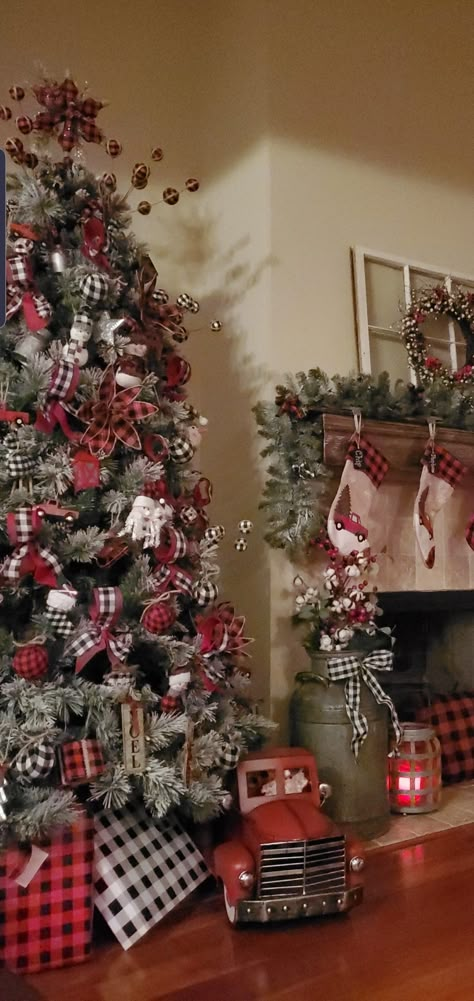 Christmas Tree Inspiration Rustic, Christmas Tree Topper Rustic, Buffalo Plaid Christmas Tree, Plaid Christmas Decor, Flocked Christmas Trees Decorated, Christmas Tree Decorating Themes, Plaid Christmas Tree, Christmas Tree Inspiration, Black Christmas Trees