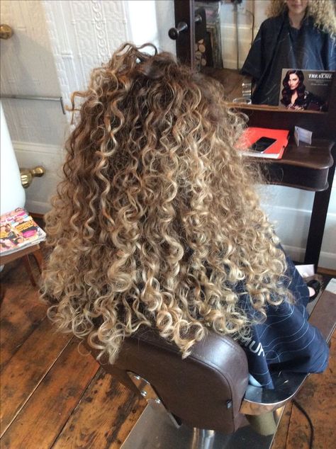 Sandy Blonde Highlights Curly Hair, Curly Blonde Brown Hair, Full Blonde Curly Hair, Curly Hair With Blonde Balayage, Light Brown To Blonde Balayage Curly Hair, Long Curly Hair Balayage, Blonde Highlighted Curly Hair, Curly Hair Salon Ideas, Light Blonde Highlights Curly Hair