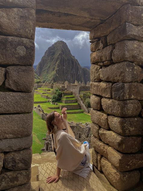 Machu Picchu Picture Ideas, Peru Pictures Ideas, Peru Instagram Photos, Outfits For Peru, Peru Travel Aesthetic, Machu Pichu Outfits Women, Cuzco Peru Outfit, Outfits Cusco Peru, Cusco Aesthetic