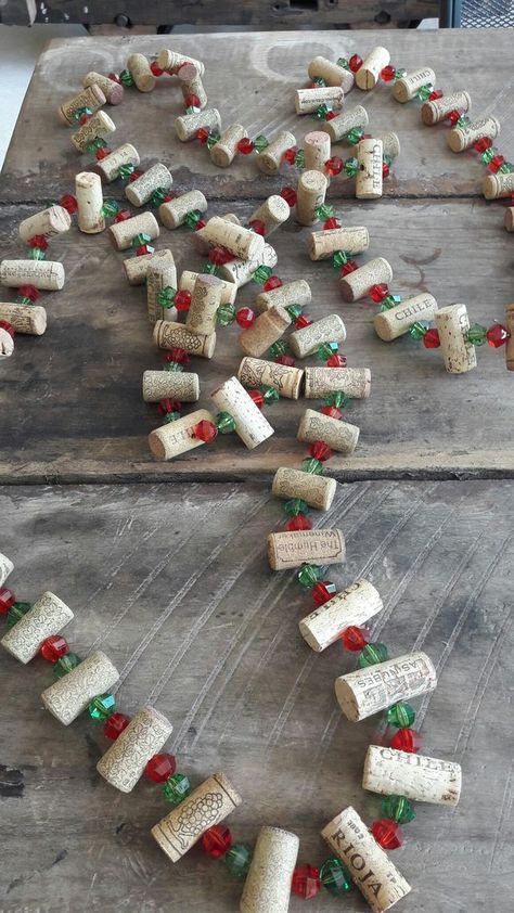 Wine corks Cork Garland, Funny Christmas Decorations, Cork Design, Cork Crafts Christmas, Cork Christmas Trees, Wine Cork Diy Crafts, Wine Cork Projects, Wine Cork Ornaments, Cork Wreath