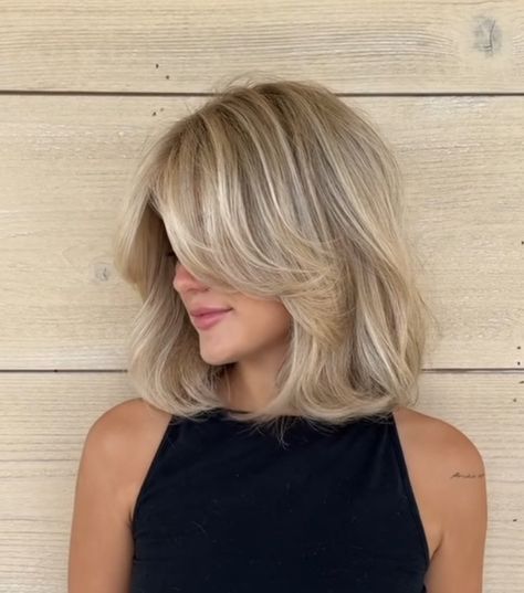 Collar Bone Bob With Layers, Money Bob Haircut, Old Money Medium Haircut, Blowdry Hairstyles Medium Hair, Blonde Bob Blowout, Old Money Bob With Bangs, Wavy Short Blonde Hair, Old Money Long Bob, Old Money Blonde Short Hair