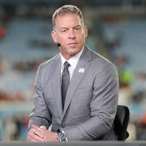 ESPN's Troy Aikman blasts referees for 'ridiculous' delay in making call — USA TODAY Troy Aikman, Monday Night Football, Football Birthday, Monday Night, S Class, Sports Illustrated, Usa Today, Hall Of Fame, Dallas Cowboys