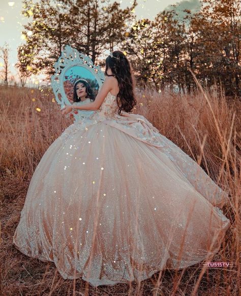 Quince Picture Ideas, Quinceañera Photoshoot Ideas, Quince Photoshoot Ideas, Quince Photoshoot, Quince Pictures, Sweet 16 Pictures, Quinceanera Pictures, Sweet 15 Party Ideas Quinceanera, Mexican Quinceanera Dresses