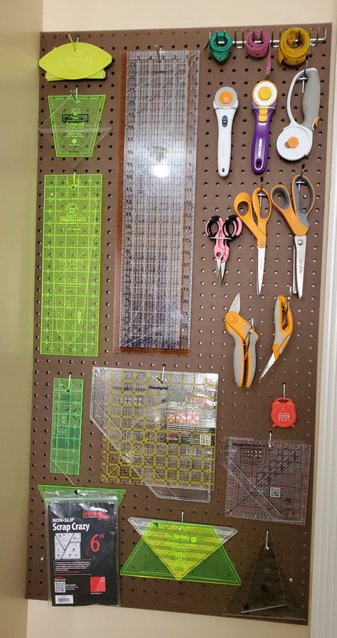 Sewing Room Peg Board, Seamstress Studio, Quilt Room Organization, Sewing Studio Organization, Organization Wall, He Wants Me, Quilt Room, Sewing Room Furniture, Sewing Room Inspiration