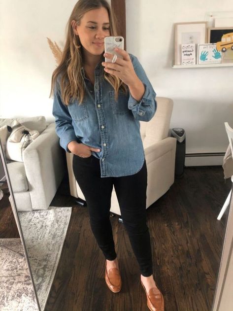 girl taking a selfie Plus Size Black Jeans Outfit, Denim Shirt Black Jeans, Black Jeans Outfit Spring, Black Jeans Outfit Ideas, Jean Shirt Outfits, Chambray Shirt Outfits, Denim Shirt Outfit, Jeans Outfit Ideas, Fall Outfits For Women