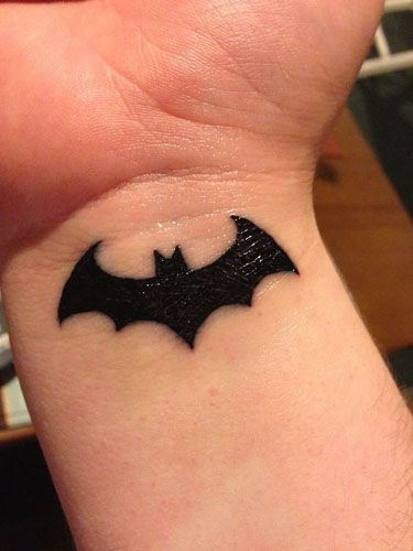 Tattoo Ideas For Men Minimal, Minimal Tattoos For Men, Henna Tattoos For Men, Henna Kids, Batman Logo Tattoo, Batman Symbol Tattoos, Batman Tattoos, Bats Tattoo Design, Tato Minimal