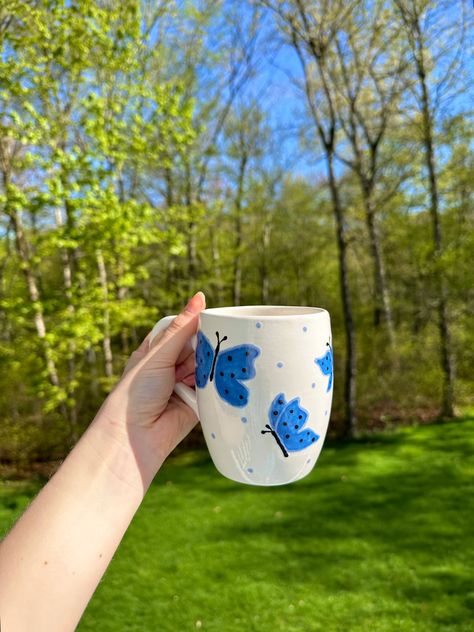 Cute Mug Ideas, Mug Painting Ideas, Tea Morning, Butterflies Blue, Mug Drawing, Mug Painting, Home Inspo Living Room, Summer Coffee, Pottery Painting Ideas