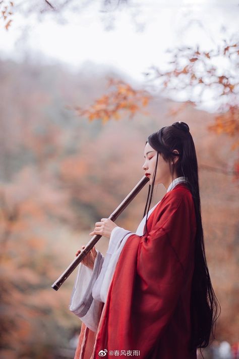 Playing Flute Pose Reference, Musa Aesthetic, Storm Character, Chinese Flute, Ancient Chinese Aesthetic, Vestidos Anime, Traditional Asian Dress, Hanfu Girl, Female Warriors