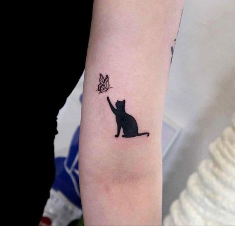 Black Cat And Butterfly Tattoo, Cat Chasing Butterfly Tattoo, Butterfly Cat Tattoo, Black Cat Memorial Tattoo, Cat Butterfly Tattoo, Cat And Butterfly Tattoo, Small Black Cat Tattoo, Tattoo Papillon, Black Cat Tattoo