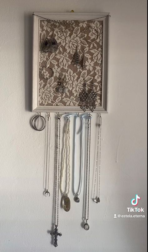 Bangle Holder Diy, Door Decor Ideas Bedroom, Jewelry Holder Diy, Earing Organizer, Diy Necklace Holder, Diy Earring Holder, Jewelry Storage Diy, Jewellery Holder, Diy Jewelry Display