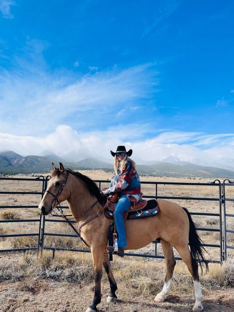 Montana Horseback Riding, Horse Wrangler, Real Cowgirl Outfits, Ranch Hand Aesthetic, Horse Ranch Aesthetic, Trail Riding Outfit, Ranch Hand, Western Riding Aesthetic, Western Horse Riding