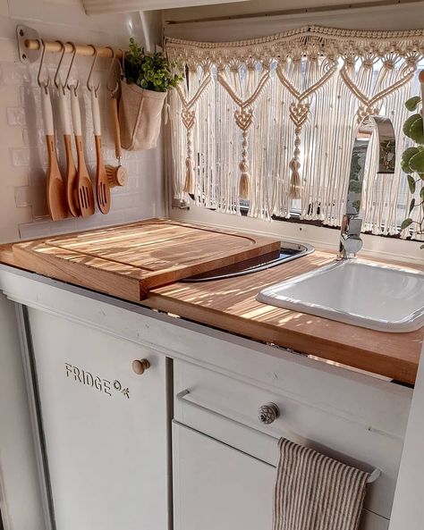 Caravan Decor Ideas, Vintage Caravan Interiors Ideas, Boho Caravan Interior, Boho Camper Interior, Van Life Kitchen, Boho Caravan, Bohemian Van, Caravan Kitchen, Glamper Camper