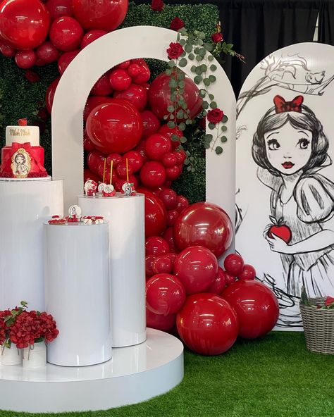 Snow White Birthday Theme, Snowwhite Birthday Party Decorations, Snow Birthday Party Ideas, Red And White Birthday Theme, Red And White Birthday Party Decorations, Red Balloon Decorations, Snowwhite Birthday Party, Red Birthday Backdrop, Snow White Wishing Well