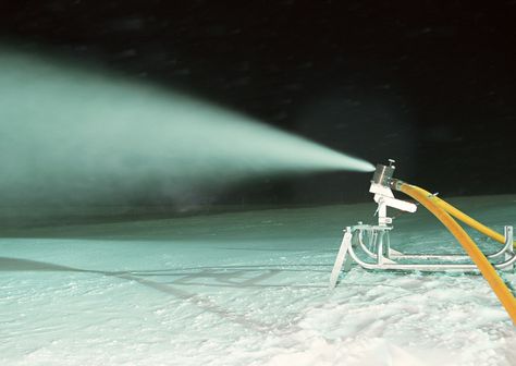 If you want snow, but nature won't cooperate, you can make snow yourself! This is the homemade version of real water ice snow. Here's what you do. Snow Making Machine, Snow Maker, Make Snow, Snow Machine, Snow Images, Snow Activities, Home Snow, Ice Snow, Water Ice