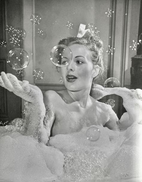 Bubble Bath Photography, Bathtub Photography, Photoshoot Vintage, Bath Aesthetic, Jeanne Crain, Bath Photography, Dorothy Dandridge, In The Bathtub, Vintage Photoshoot