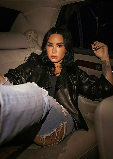 Demi Lovato Style, Mens Hairstyles Fade, Celebrity Singers, Celebrity Wallpapers, Badass Women, Woman Crush, Demi Lovato, Cultura Pop, Model Photography