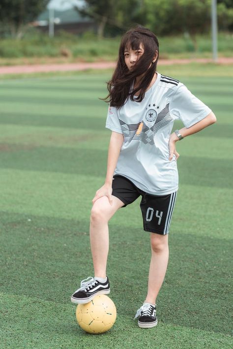 Girl Playing Football, Girls Playing Football, Girls Football Outfit, Girl Football Player, Girl Playing Soccer, Soccer Poses, Tomboyish Outfits, Football Poses, Football Jersey Outfit