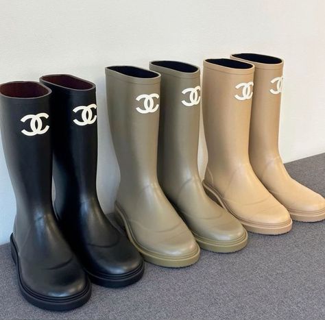 Chanel Winter Boots, Scrubs Aesthetic, Aw23 Fashion, Chanel Rain Boots, Chanel Winter, Fashion Style Inspiration, Boots Luxury, Classy Clothes, Chanel Boots