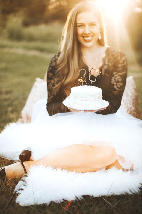 Birthday Cake Photoshoot Outdoor, 30th Birthday Photoshoot Ideas Outdoor, 30th Birthday Pictures For Women, Best Friend 30th Birthday Photoshoot, 30th Birthday Photoshoot Outdoors, 50th Birthday Photo Shoot Ideas, Birthday Outdoor Photoshoot Ideas, Outdoor Birthday Photoshoot, Outdoor Birthday Photoshoot Women