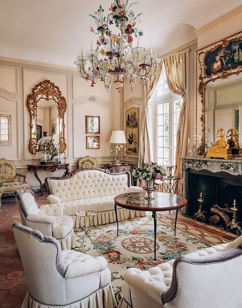 Eye For Design: Decorating French Style With Louis XV Console Tables Victorian Office Decor, Country Victorian Homes, Victorian Bedroom Furniture, Living Room Victorian, Modern Victorian Decor, Regal Decor, French Style Living Room, Louis Xv Furniture, Country Victorian