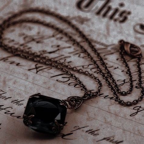 Morgancore Aesthetic, Rebekah Aesthetic, Dark Academia Necklace, Magic Aesthetic, Magical Jewelry, Witch Aesthetic, Wallpapers Iphone, Fantasy Aesthetic, Fantasy Jewelry