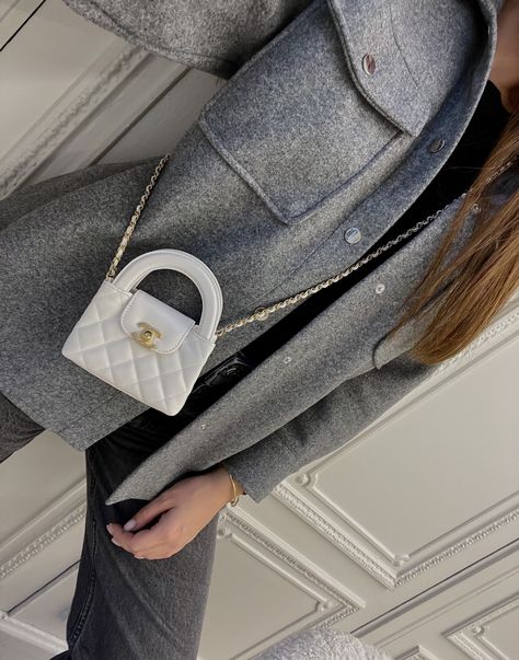 Chanel Mini Kelly, Chanel Kelly Bag, White Bag Outfit, Popular Designer Bags, White Chanel Bag, Chanel Kelly, Chanel Bag Outfit, Chanel Mini Bag, Bag Styling