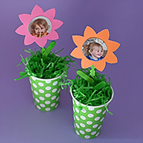 How to Make a Grandparents Day Flowerpot Frame Spring Crafts Preschool, Grandparents Day Crafts, Diy Mother's Day Crafts, Cadeau Parents, Folding Origami, Mother's Day Crafts, Paper Flower Wall Decor, Craft Ideas For Kids, Mothers Day Crafts For Kids