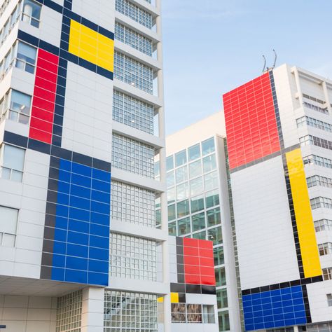 Mondrian decoration on the City Hall of the Hague. Photo courtesy the Hague. Mondrian Architecture, Mondrian Art, Modern Art Movements, Colour Architecture, Richard Meier, Architecture Landmark, Piet Mondrian, Architecture Office, Dutch Artists