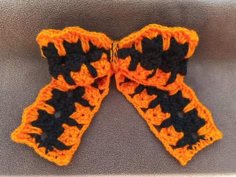 This cat stirch is absolutely adorable. The pttern is perfecr for just about any crochet project. #crochet #crocheting #crochetbow #crochetbowpattern #crochetdesign Halloween Crochet Aesthetic, Crochet Autumn Accessories, Fall Crochet Accessories, Crochet Halloween Accessories, Crochet Halloween Bandana, Cat Halloween Crochet, Halloween Crochet Scrunchies, Crochet Bow Pattern, Fall Crochet Patterns