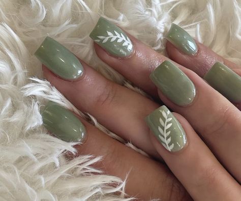 Safe Green Acrylic Nails, Sage Green Short Nails Design, Green Fingernail Designs, Olive Short Nails, Gel Nail Green Colors, Sage Gel Nail Designs, Nail Designs Vines, Nail Ideas With Leaves, Nail Art Designs Sage Green