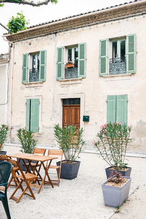 White House With Sage Green Shutters, Provence House, French Country Exterior, Green Shutters, Green Windows, Casas Coloniales, Provence Style, Have Inspiration, French Garden