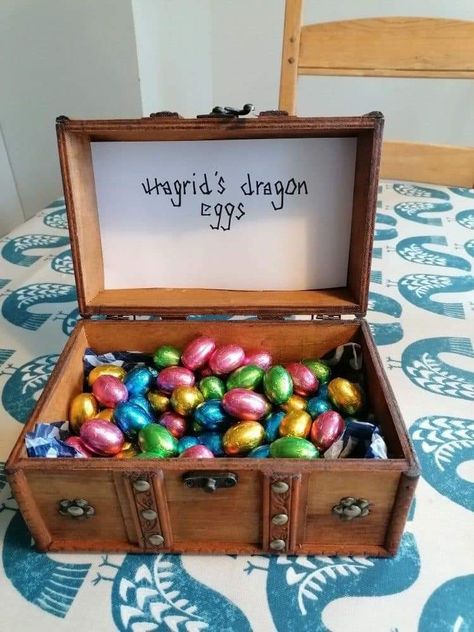 Harry Potter Easter Basket Ideas, Hp Themed Party, Harry Potter Birthday Decoration Ideas, Harry Potter Booth Ideas, Harry Potter 11th Birthday Ideas, Harry Potter Party Snacks, Harry Potter Birthday Food, Harry Potter Sleepover Ideas, Harry Potter Easter Basket