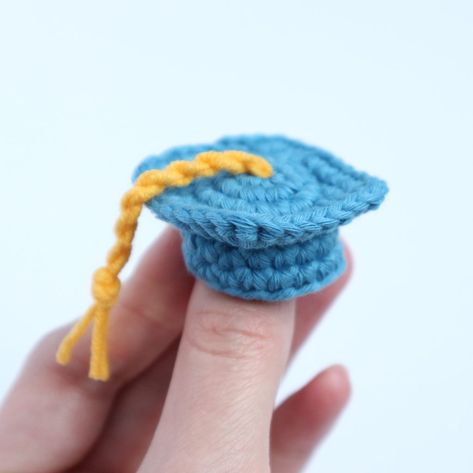 Graduation Cap amigurumi free pattern and tutorial. Mini crochet graduation hat Projek Mengait, Crochet Geek, Pola Amigurumi, Crochet Hat Free, Cap Patterns, Crochet Animals Free Patterns, Mini Crochet, Crochet Hats Free Pattern, Crochet Cap