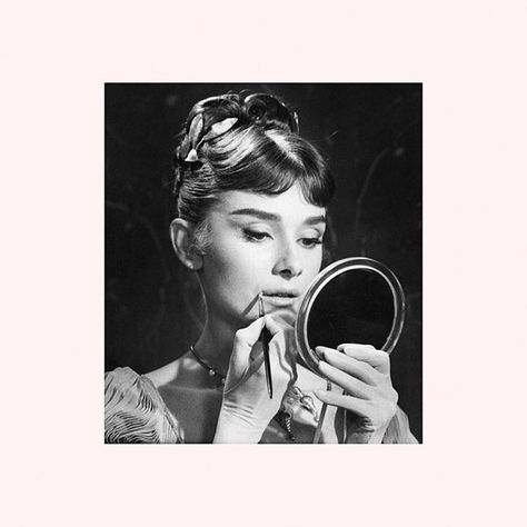 Audrey Hepburn Style Icon, Audrey Hepburn Aesthetic, Vintage Princess Aesthetic, Hepburn Audrey, Hepburn Dress, Aubrey Hepburn, Bedroom Dark, Audrey Hepburn Photos, Audrey Hepburn Style