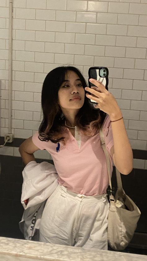 Pink Polo Outfit, Pink Polo Shirt Outfit Woman, Selfie Poses For Women, Best Selfie Poses, Polo Shirt Outfit Women's, Selfie Pose Ideas, Pink Shirt Outfit, Selfie Studio, Ideas Pose