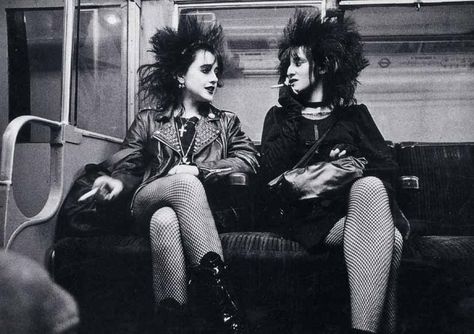 . I searched for this on bing.com/images Punks 70s, 1970s Punk, Chicas Punk Rock, Punk Mode, 1970s Hairstyles, Vintage Foto's, 80s Goth, 70s Punk, British Punk